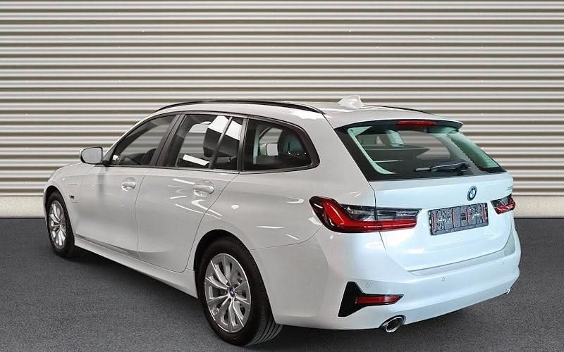 Gebraucht BMW 330e Advantage 292 PS (214 kW) 2022 Weiß Kombi