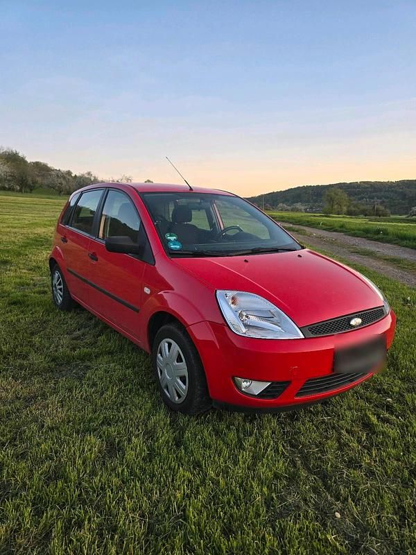 Używany Ford Fiesta 80 KM (58 kW) 2005 Czerwony Hatchback