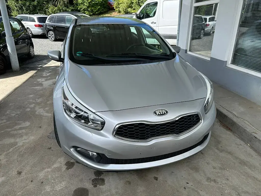 Gebraucht Kia Ceed Spirit 90 PS (66 kW) 2013 Silber Kleinwagen