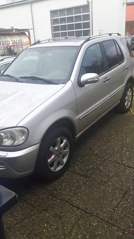 Silber Gebraucht 2003 Mercedes ML400 SUV | 3.500 € - Bild 1/4