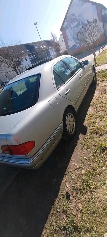 Gebraucht Mercedes E230 Elegance 1997 Silber Limousine