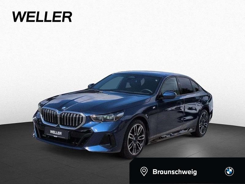 Phytonicblau (blau) Gebraucht 2024 BMW 520 M Sport Limousine | 55.450 € (Fairer Preis) - Bild 1/4