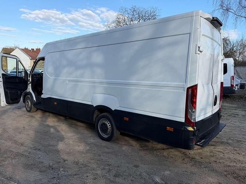 Second-hand Iveco Daily 145 CP (106 kW) 2016 Alb Monovolum