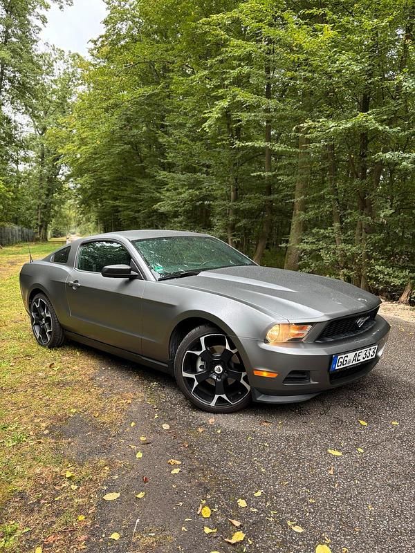 Grau Gebraucht 2011 Ford Mustang Coupé | 21.000 € - Bild 1/4