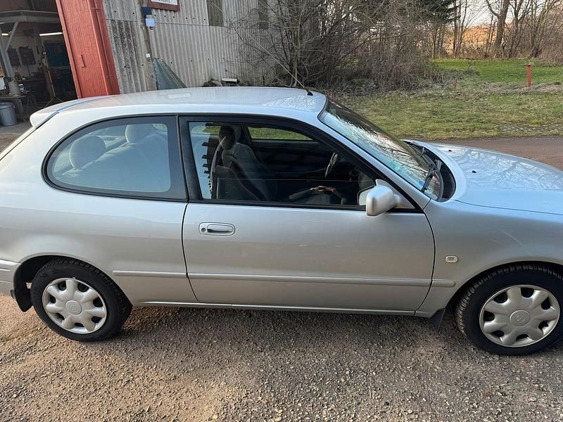 Gebraucht Toyota Corolla 110 PS (80 kW) 2001 Silber Kleinwagen