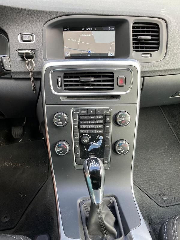 Grau Gebraucht 2016 Volvo V60 Kombi | 9.900 € (Guter Preis) - Bild 1/4