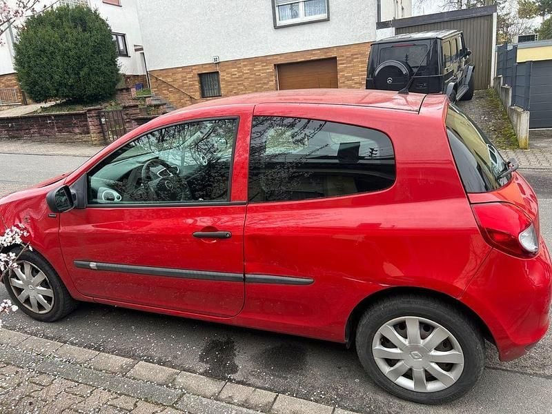 Gebraucht Renault Clio IV 75 PS (55 kW) 2012 Rot Limousine