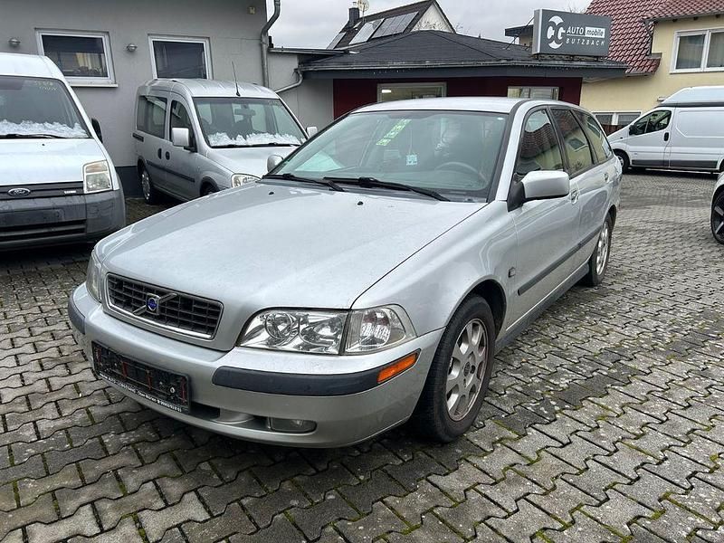 Silber Gebraucht 2003 Volvo V40 Comfort Limousine | 1.450 € (Etwas zu teuer) - Bild 1/4