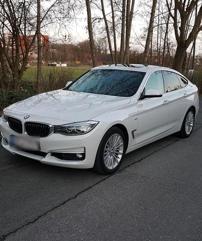 Weiß Gebraucht 2015 BMW 330 Luxury Line Limousine | 15.750 € (Guter Preis) - Bild 1/4