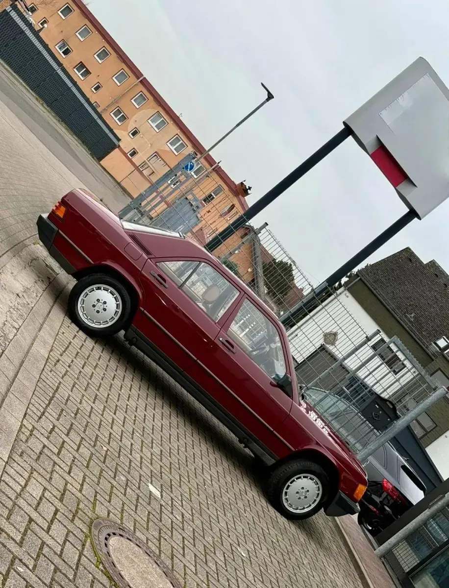 Gebraucht Mercedes 190 122 PS (89 kW) 1984 Rot Limousine