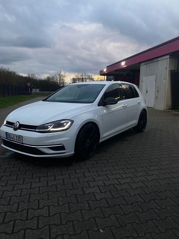 Weiß Gebraucht 2019 VW Golf VII IQ Drive Limousine | 11.100 € (Guter Preis) - Bild 1/4