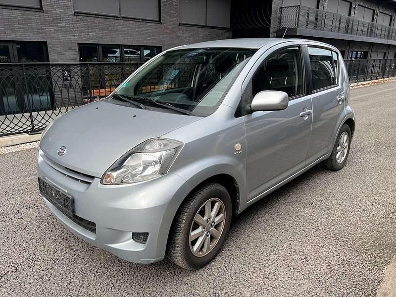 Gebraucht Daihatsu Sirion 91 PS (66 kW) 2010 Silber Kleinwagen