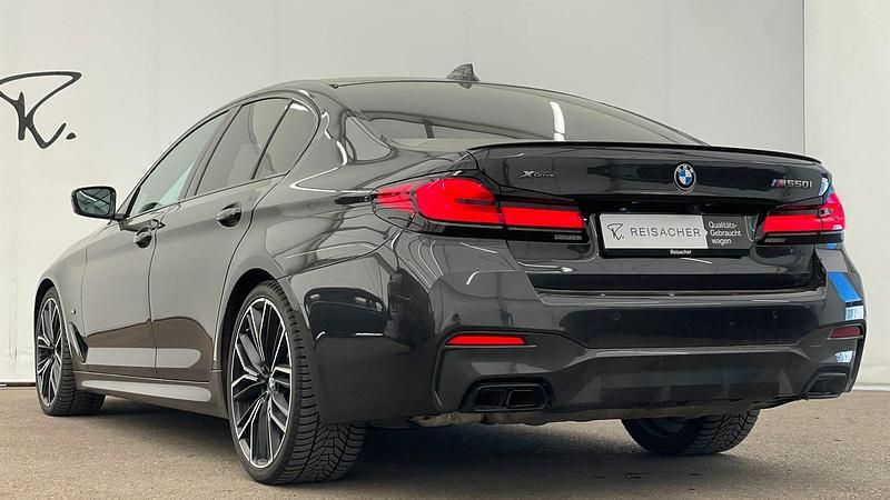 Gebraucht BMW M550 Efficient Dynamics 530 PS (389 kW) 2023 Sophistograu brillanteffekt Limousine