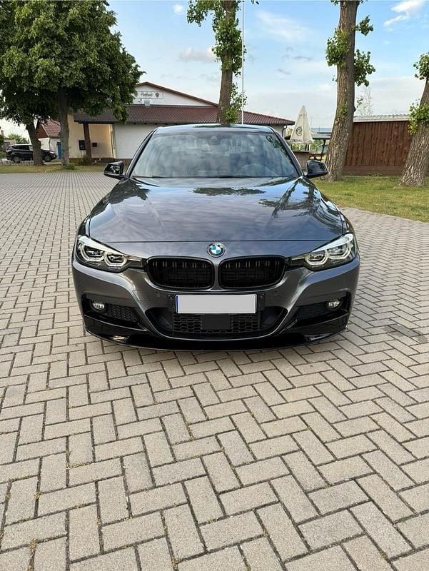 Grau Gebraucht 2017 BMW 330 Shadowline Limousine | 26.199 € (Teuer) - Bild 1/4