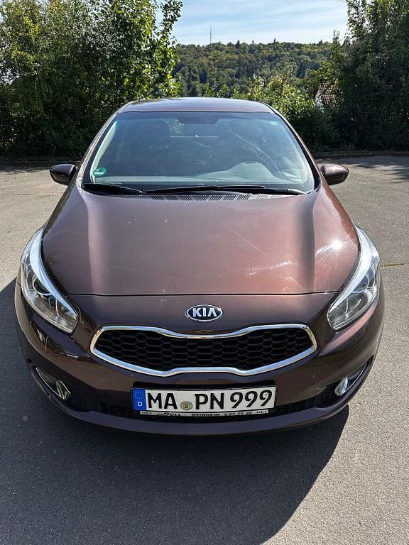 Braun Gebraucht 2014 Kia Ceed FIFA World Cup Edition Limousine | 9.900 € (Fairer Preis) - Bild 1/4