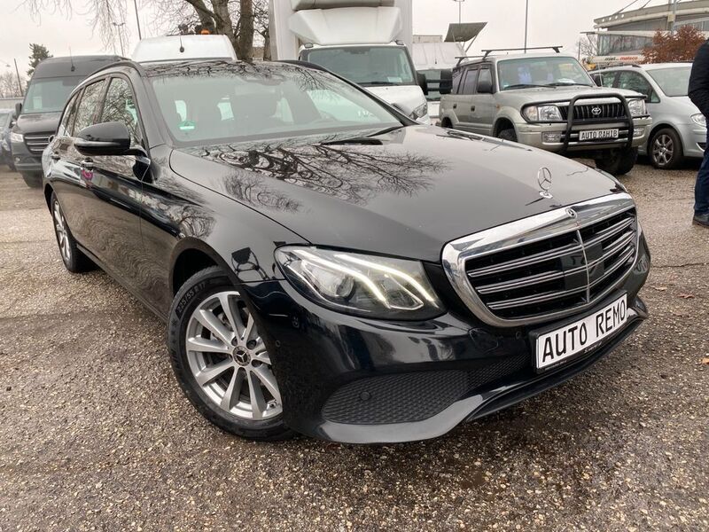 Schwarz Gebraucht 2018 Mercedes E200 Kombi | 11.899 € - Bild 1/4
