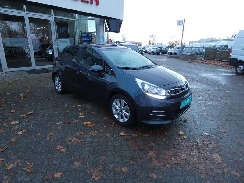 Blau Gebraucht 2016 Kia Rio Limousine | 8.740 € (Guter Preis) - Bild 1/4