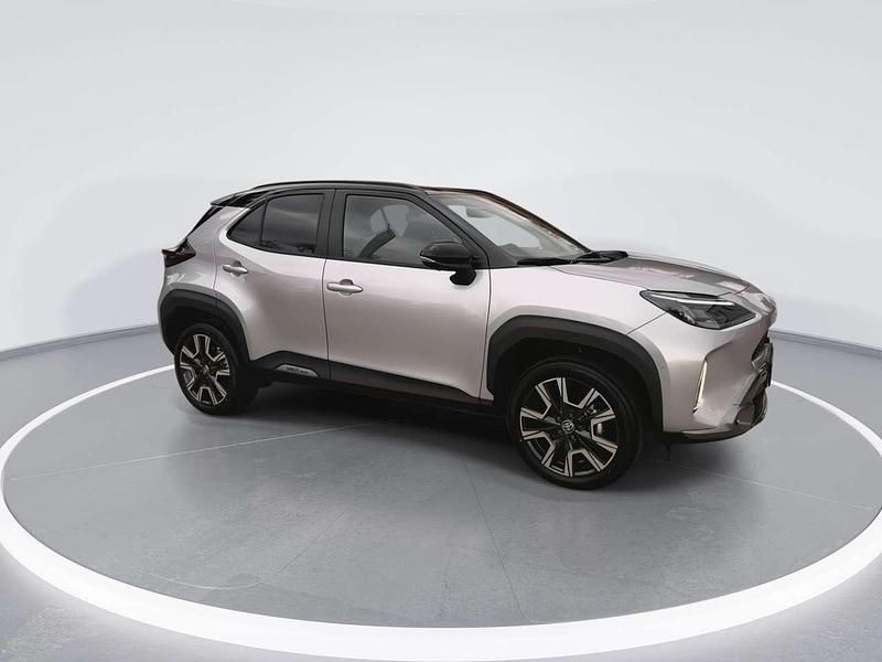 Neu Toyota Yaris Cross Plus 131 PS (96 kW) 2026 Silver metallic/ black SUV