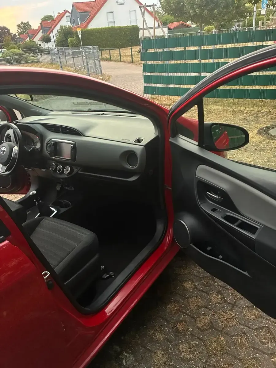 Gebraucht Toyota Yaris Comfort 99 PS (72 kW) 2016 Rot Kleinwagen