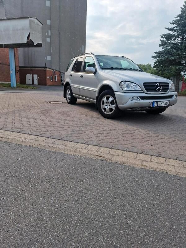 Silber Gebraucht 2003 Mercedes ML270 SUV | 3.050 € - Bild 1/4
