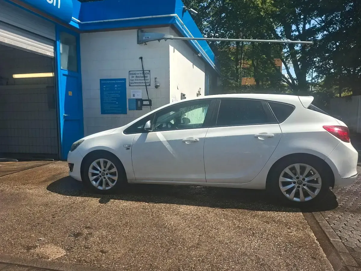 Gebraucht Opel Astra 121 PS (88 kW) 2012 Weiß Kleinwagen