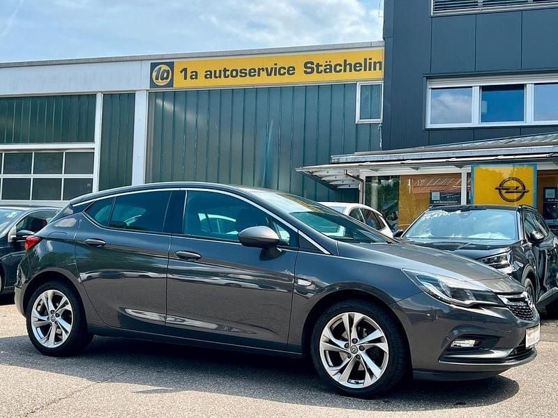 Grau Gebraucht 2016 Opel Astra Dynamic Limousine | 10.980 € (Fairer Preis) - Bild 1/4