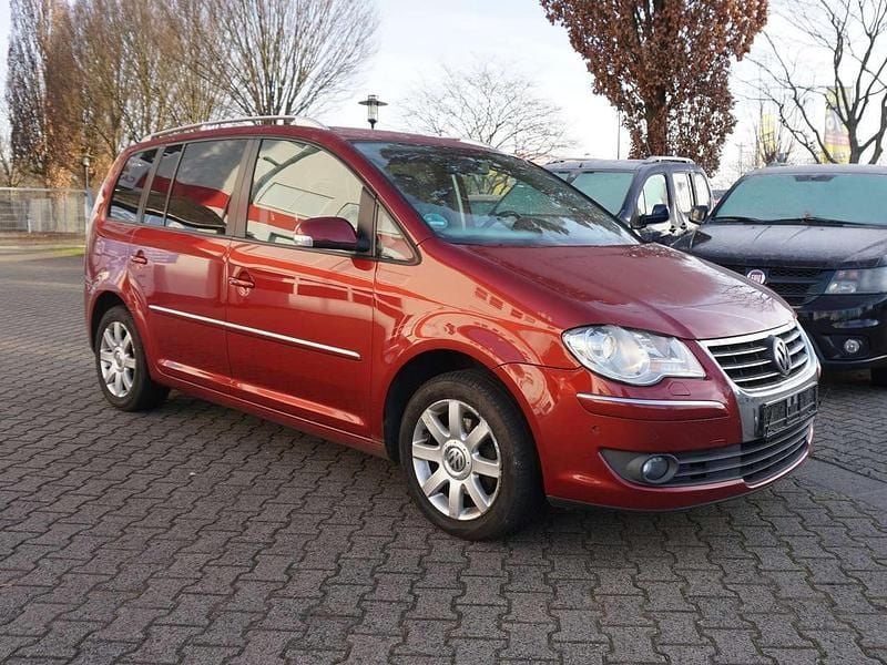 Wild cherry red metallic Gebraucht 2009 VW Touran Highline Van / Kleinbus | 4.700 € (Guter Preis) - Bild 1/4