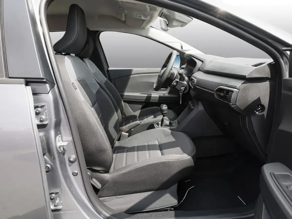 Neu Dacia Sandero Essentiel 114 PS (83 kW) 2026 Dolomitgrau Limousine