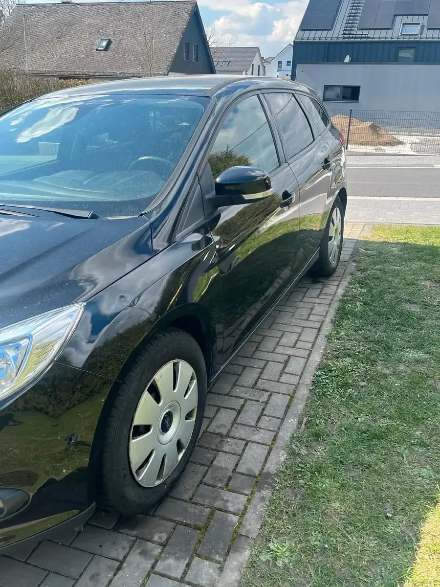 Gebraucht Ford Focus 101 PS (74 kW) 2012 Schwarz Kombi