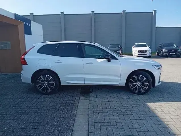Gebraucht Volvo XC60 Plus 197 PS (144 kW) 2023 Crystal white / metallic SUV