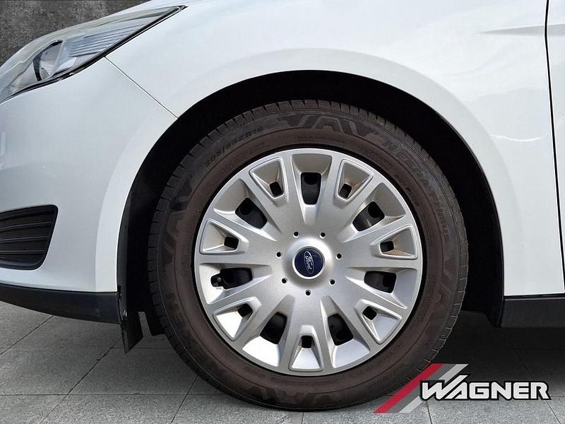 Gebraucht Ford Focus Ambiente 101 PS (74 kW) 2015 Weiß Limousine