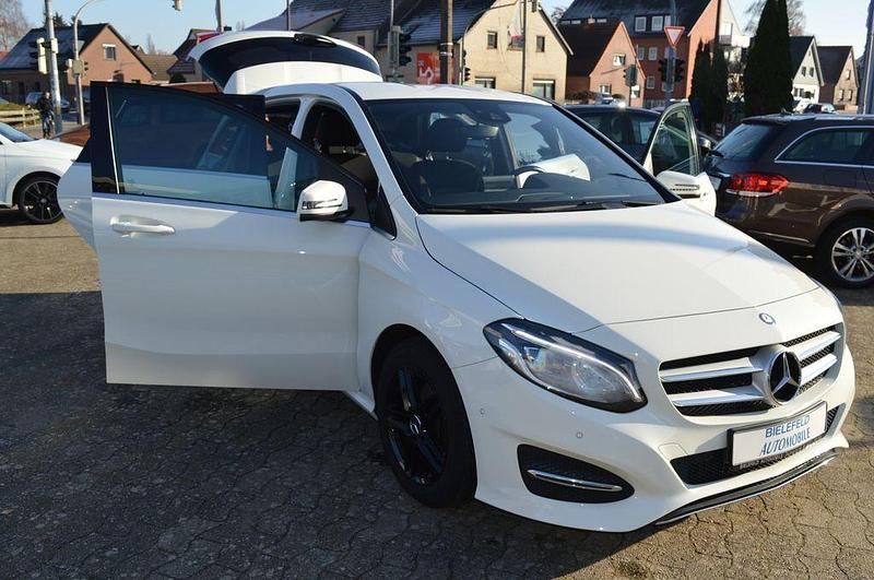 Weiß Gebraucht 2015 Mercedes B180 Style Van / Kleinbus | 15.990 € (Fairer Preis) - Bild 1/4