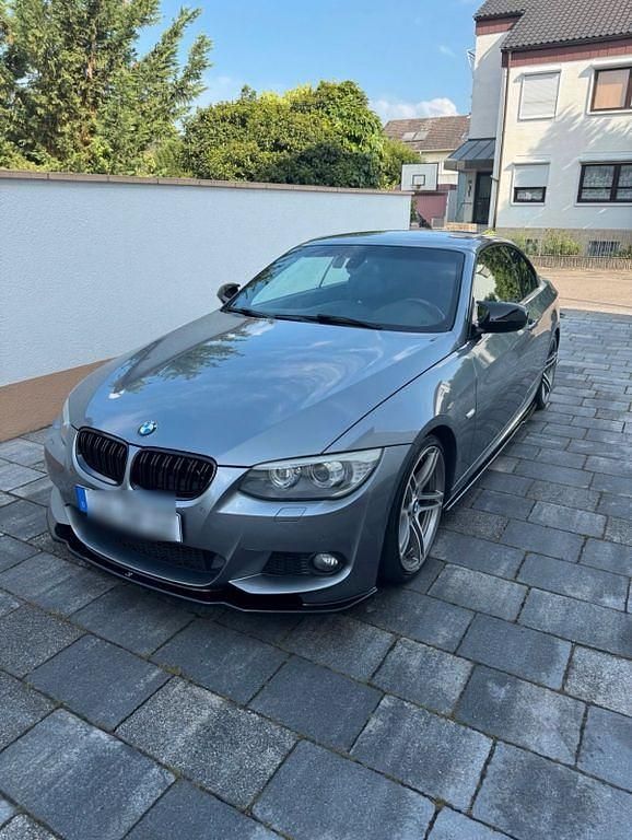 Grau Gebraucht 2013 BMW 330 Cabriolet M Sport Cabrio | 17.999 € (Fairer Preis) - Bild 1/3