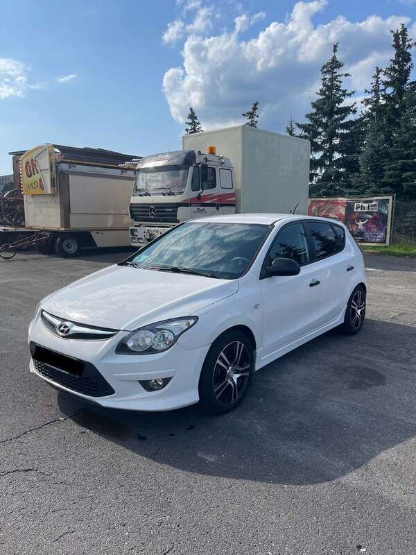 Weiß Gebraucht 2010 Hyundai i30 Edition+ Kleinwagen | 4.300 € (Fairer Preis) - Bild 1/4