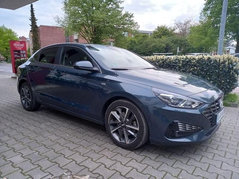 Blau Gebraucht 2022 Hyundai i30 Limousine | 17.900 € (Guter Preis) - Bild 1/4