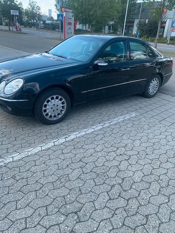 Schwarz Gebraucht 2004 Mercedes E220 Limousine | 5.000 € (Fairer Preis) - Bild 1/4