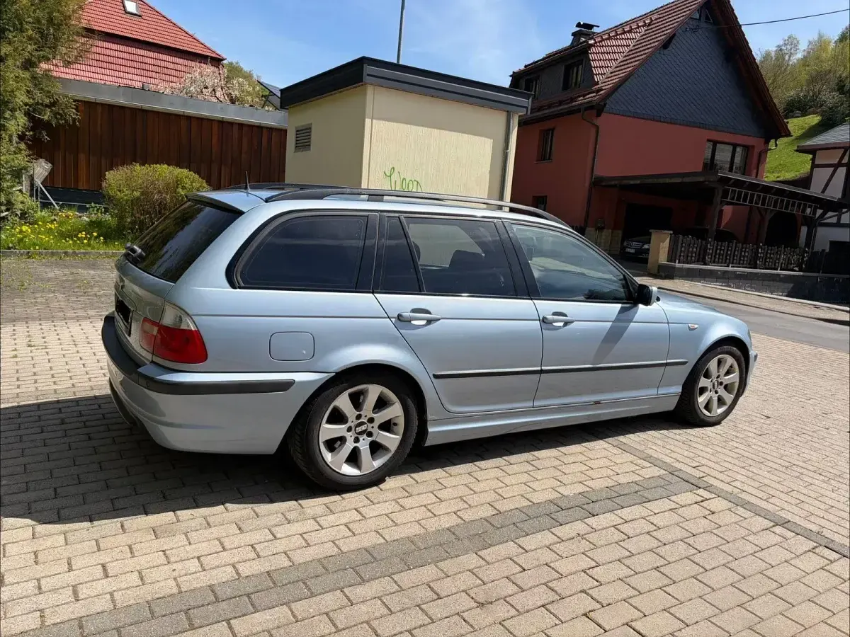 Gebraucht BMW 325 Basis 192 PS (141 kW) 2005 Blau Kombi