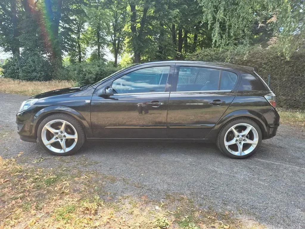 Gebraucht Opel Astra Cosmo 140 PS (102 kW) 2007 Schwarz Limousine