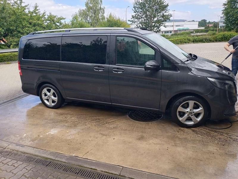 Grau Gebraucht 2023 Mercedes V220 Edition Van / Kleinbus | 50.000 € (Guter Preis) - Bild 1/4
