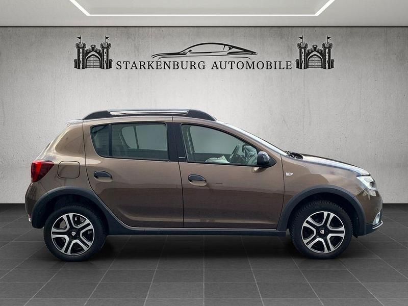 Gebraucht Dacia Sandero Celebration 90 PS (66 kW) 2018 Braun SUV