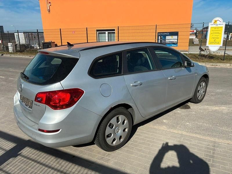 Używany Opel Astra Edition 140 KM (102 kW) 2012 Srebrny Kombi