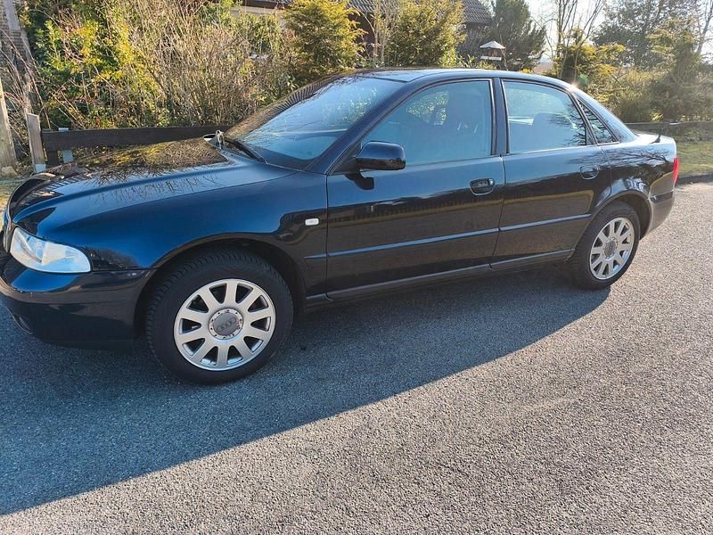 Używany Audi A4 125 KM (91 kW) 2001 Czarny Sedan/Limuzyna