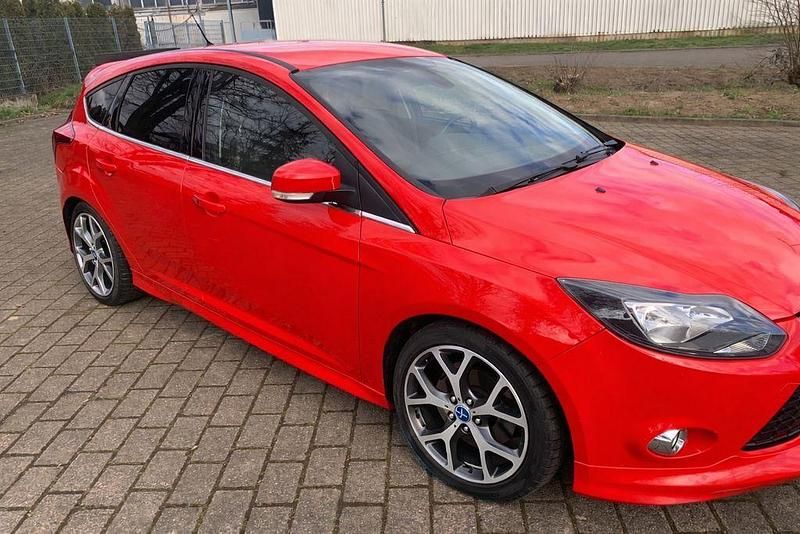 Gebraucht Ford Focus Titanium 182 PS (133 kW) 2014 Rot Limousine