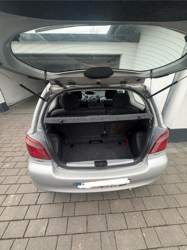 Silber Gebraucht 2001 Toyota Yaris Kleinwagen | 1.200 € (Fairer Preis) - Bild 1/4