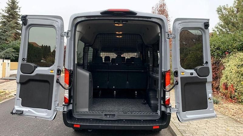 Gebraucht Ford Transit Limited 131 PS (96 kW) 2025 Grau Van / Kleinbus