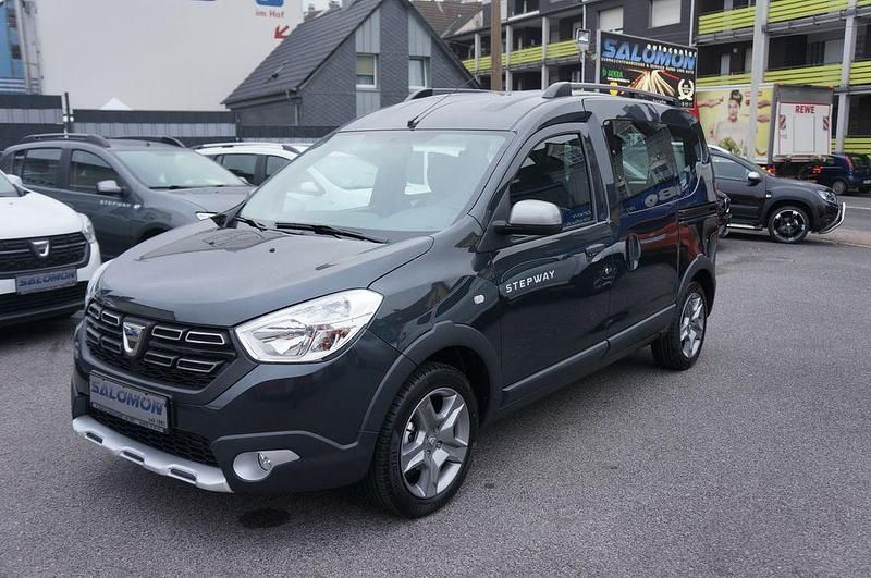 Kometengraumetall (metallic) Gebraucht 2018 Dacia Dokker Stepway Van | 13.980 € (Fairer Preis) - Bild 1/4