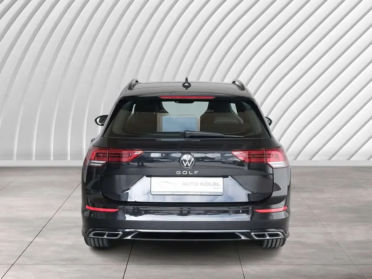 Gebraucht VW Golf VIII R-line 150 PS (110 kW) 2023 Deep black perleffekt Kombi