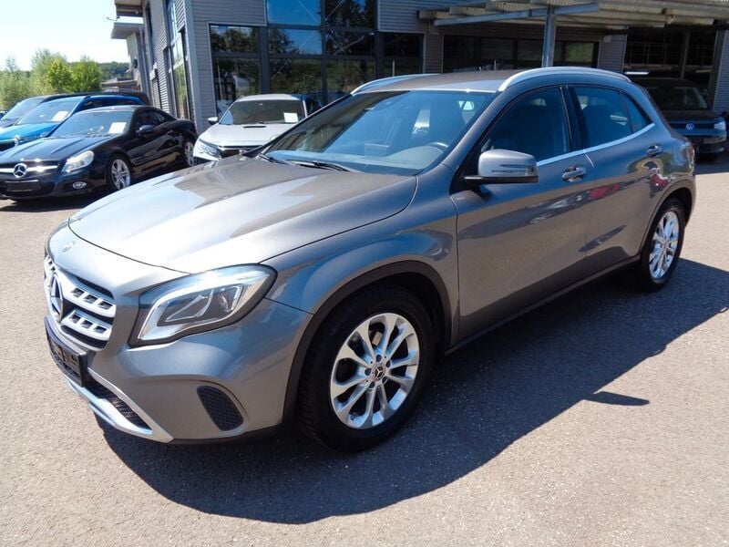 Grau Gebraucht 2020 Mercedes GLA200 SUV | 24.999 € - Bild 1/4