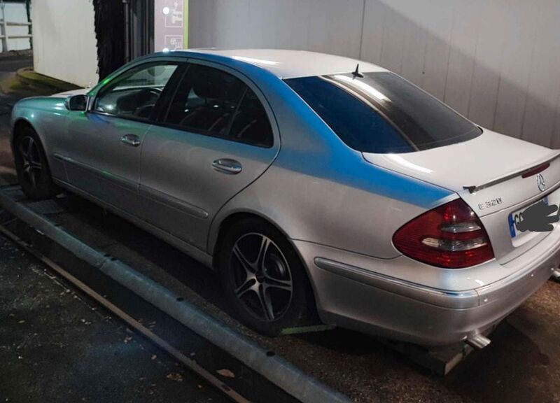 Silber Gebraucht 2004 Mercedes E320 Avantgarde Limousine | 3.750 € (Guter Preis) - Bild 1/4