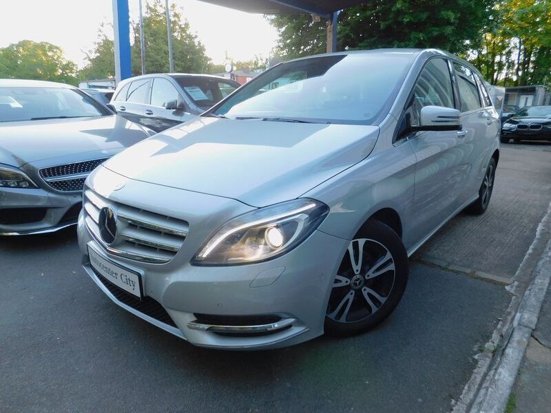 Grau Gebraucht 2012 Mercedes B200 Van / Kleinbus | 12.990 € (Fairer Preis) - Bild 1/4